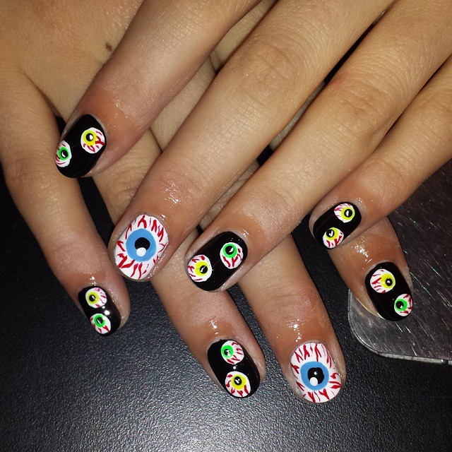 Nail Art Eyeball: Ecco la Nuova Tendenza Unghie che ti Farà Sentire Osservata