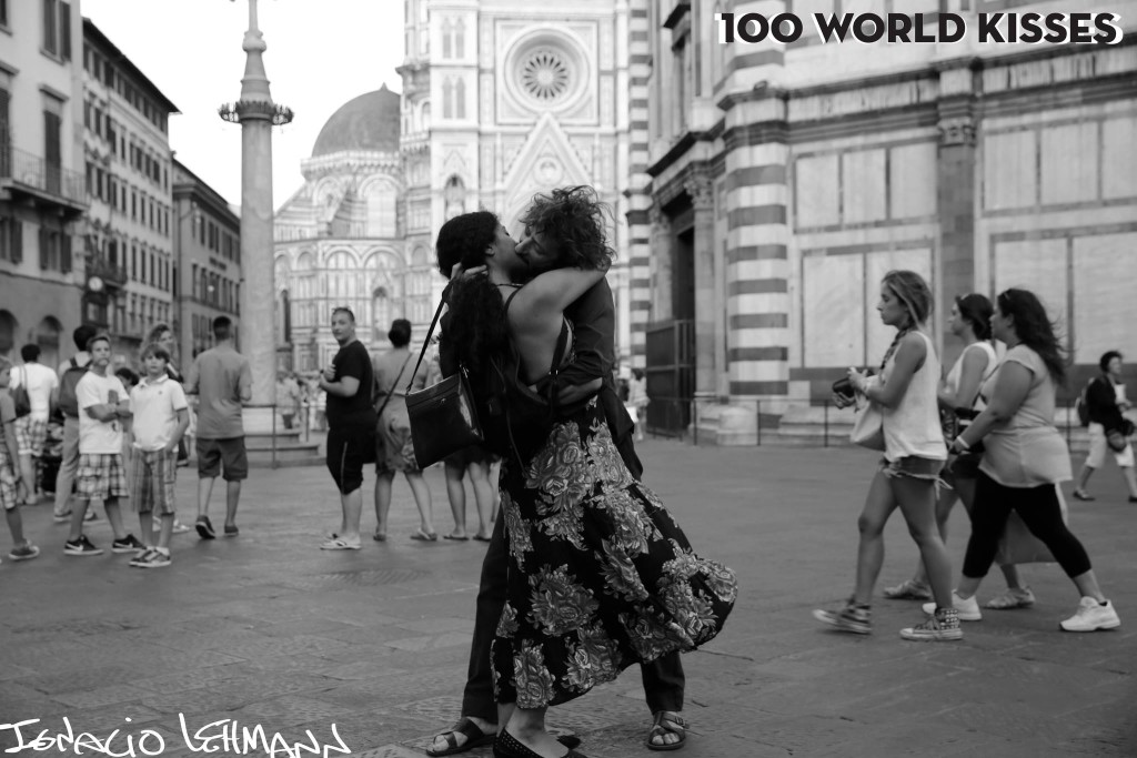100 World Kisses: il Fotografo che Cattura l'Amore nel Mondo