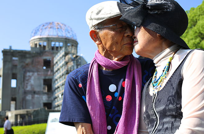 100 World Kisses: il Fotografo che Cattura l'Amore nel Mondo