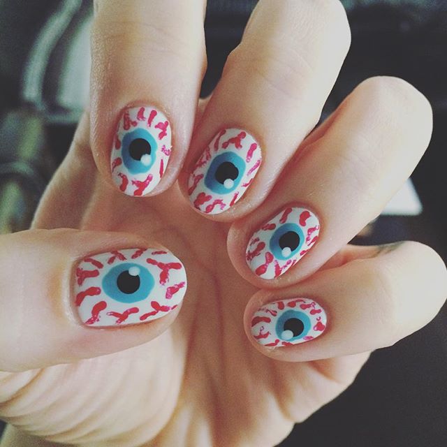 Nail Art Eyeball: Ecco la Nuova Tendenza Unghie che ti Farà Sentire Osservata