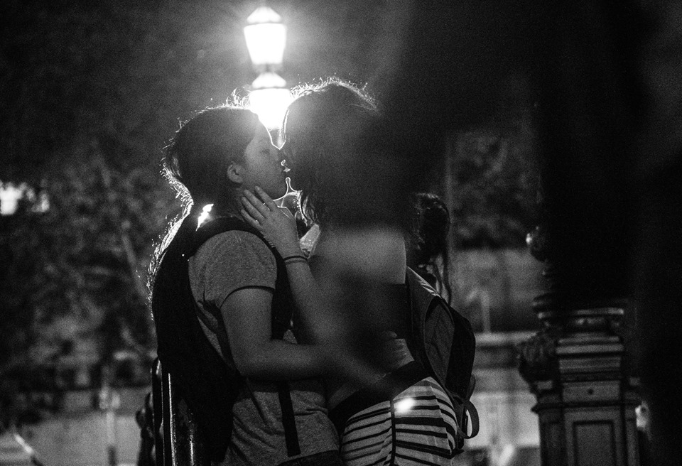 100 World Kisses: il Fotografo che Cattura l'Amore nel Mondo