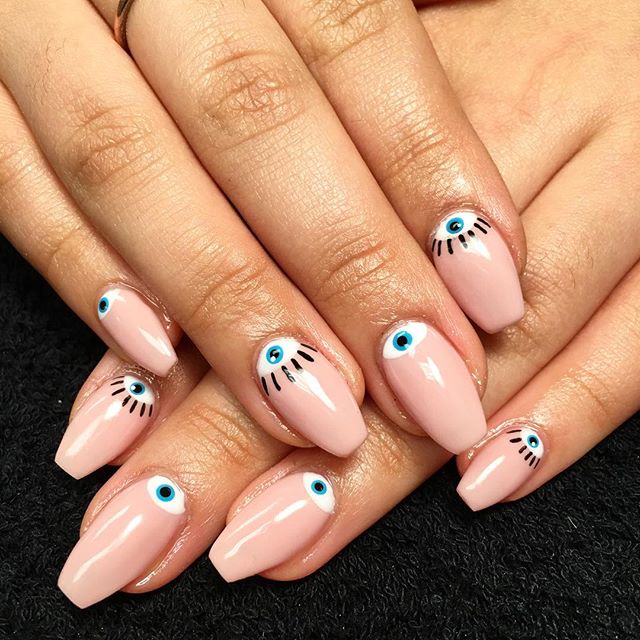 Nail Art Eyeball: Ecco la Nuova Tendenza Unghie che ti Farà Sentire Osservata