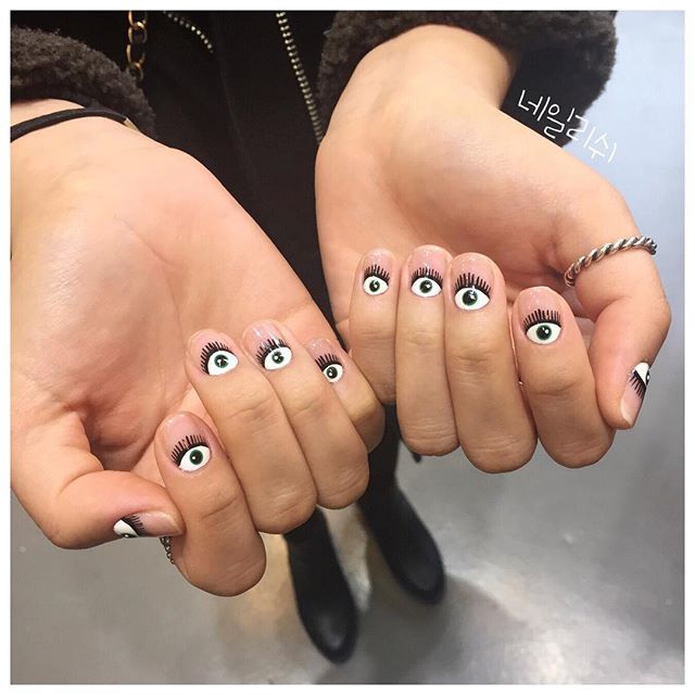Nail Art Eyeball: Ecco la Nuova Tendenza Unghie che ti Farà Sentire Osservata