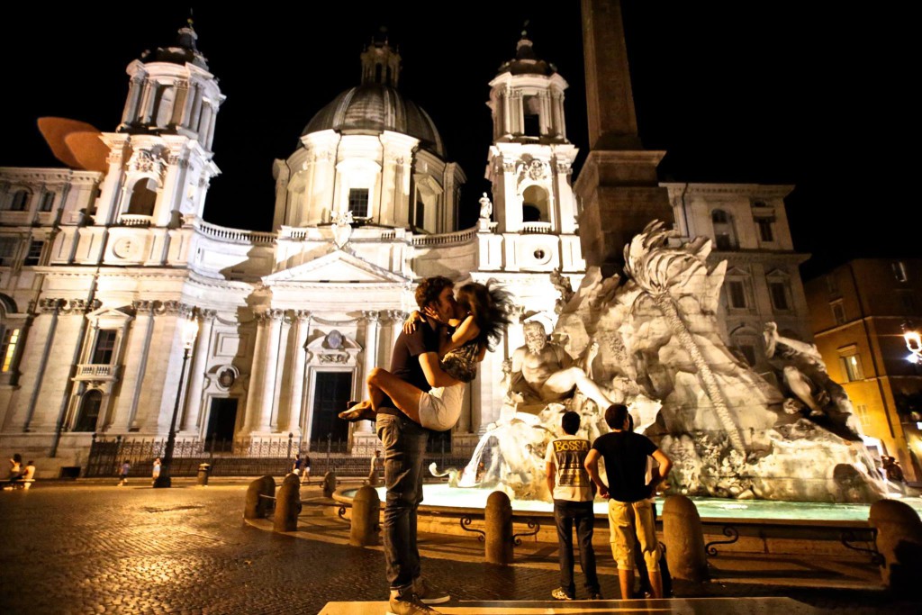 100 World Kisses: il Fotografo che Cattura l'Amore nel Mondo