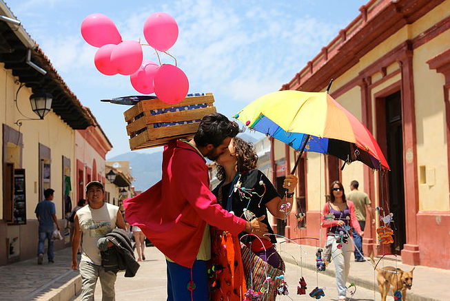 100 World Kisses: il Fotografo che Cattura l'Amore nel Mondo