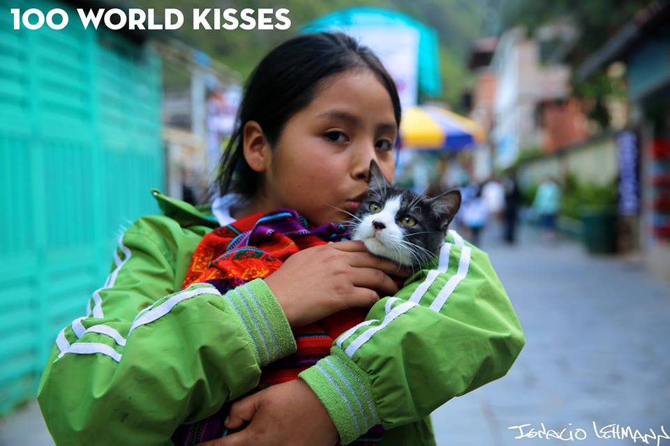 100 World Kisses: il Fotografo che Cattura l'Amore nel Mondo