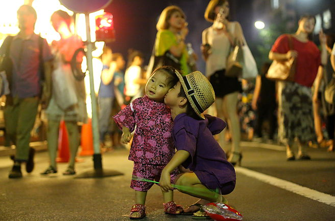 100 World Kisses: il Fotografo che Cattura l'Amore nel Mondo