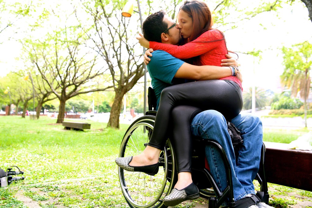 100 World Kisses: il Fotografo che Cattura l'Amore nel Mondo