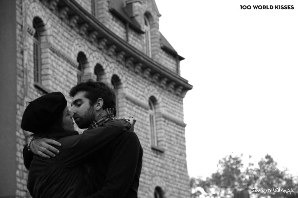 100 World Kisses: il Fotografo che Cattura l'Amore nel Mondo