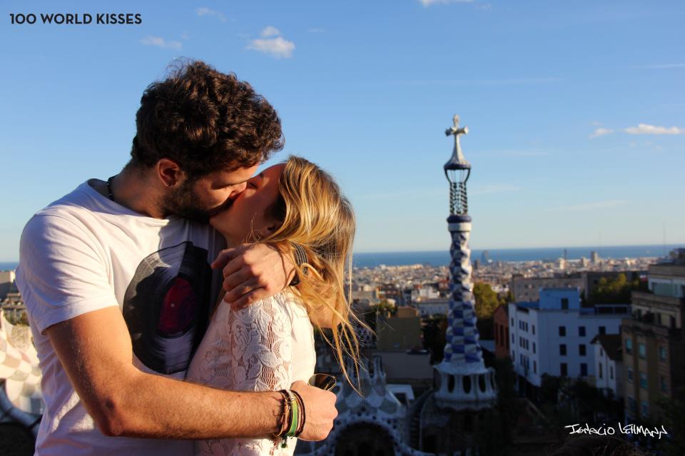 100 World Kisses: il Fotografo che Cattura l'Amore nel Mondo
