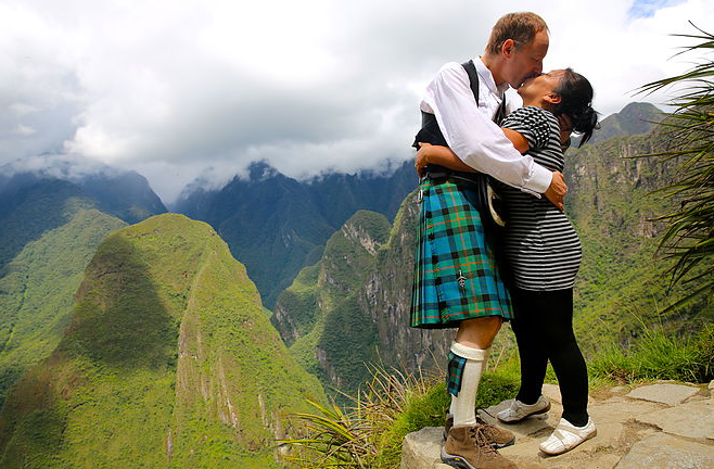 100 World Kisses: il Fotografo che Cattura l'Amore nel Mondo