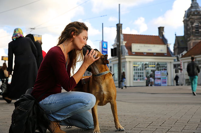 100 World Kisses: il Fotografo che Cattura l'Amore nel Mondo