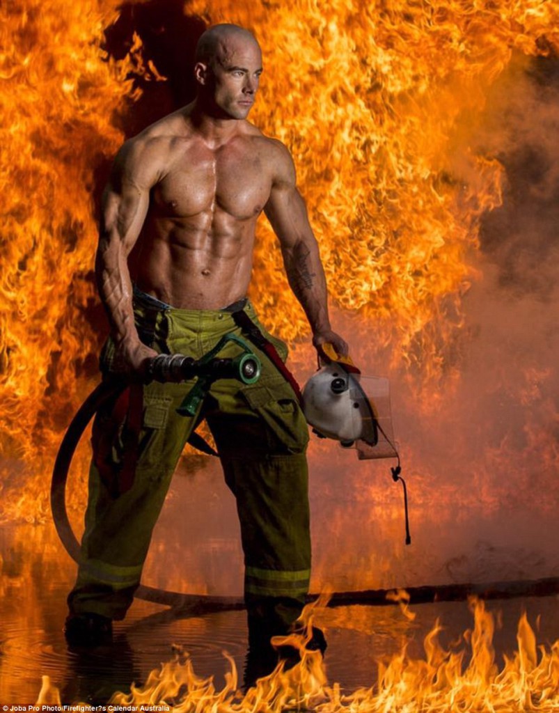 Firefighter's Calendar, il Calendario 2017 dei Pompieri in 15 Scatti Davvero Hot!