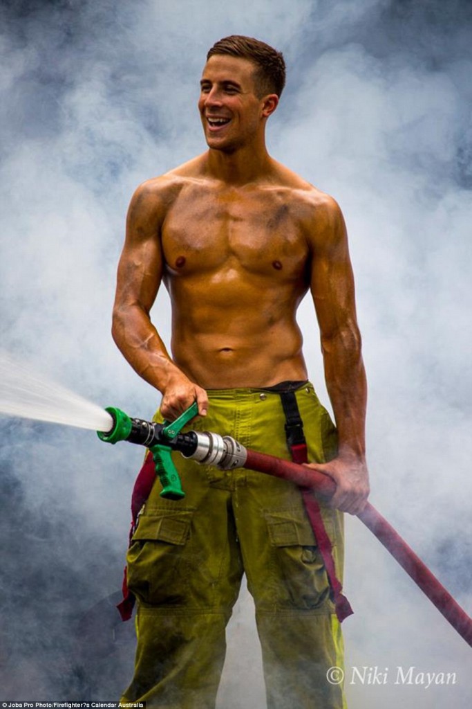 Firefighter's Calendar, il Calendario 2017 dei Pompieri in 15 Scatti Davvero Hot!