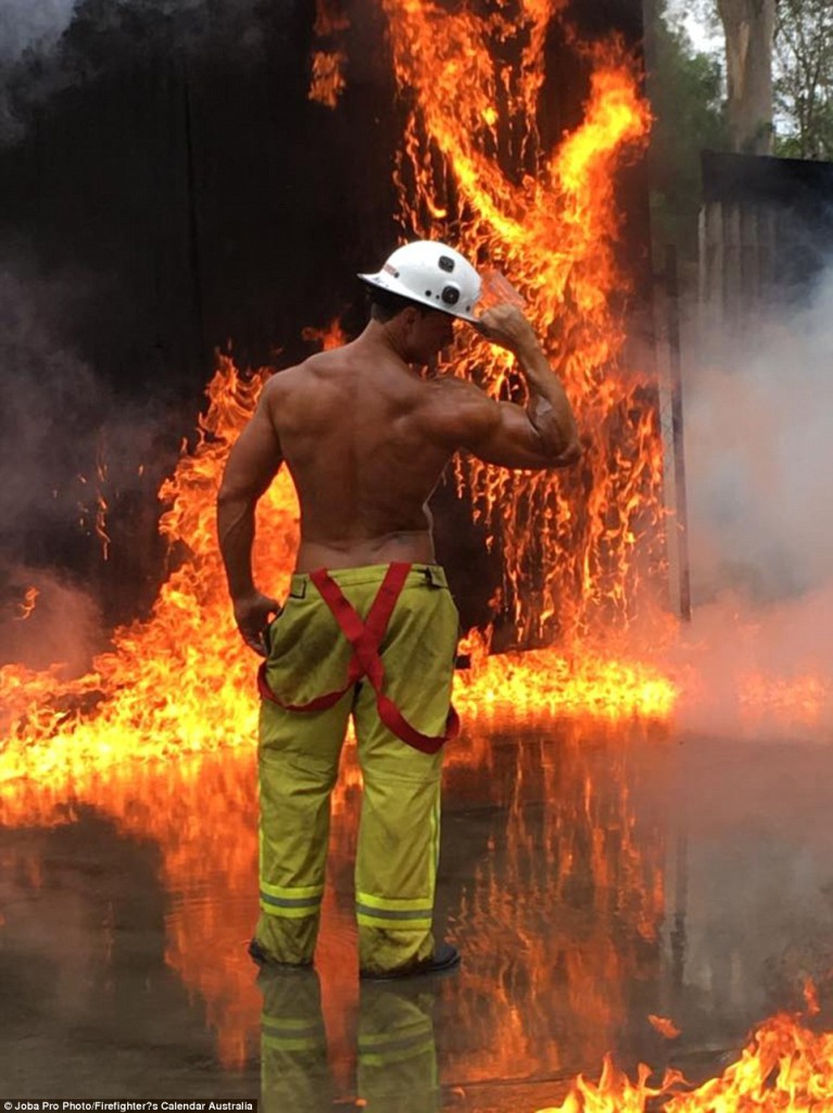 Firefighter's Calendar, il Calendario 2017 dei Pompieri in 15 Scatti Davvero Hot!