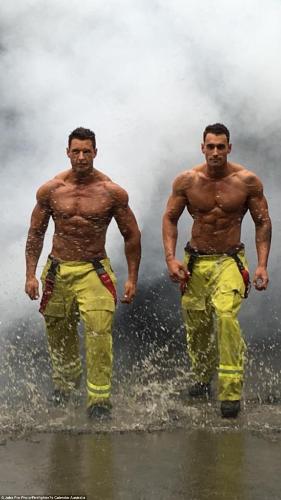 Firefighter's Calendar, il Calendario 2017 dei Pompieri in 15 Scatti Davvero Hot!