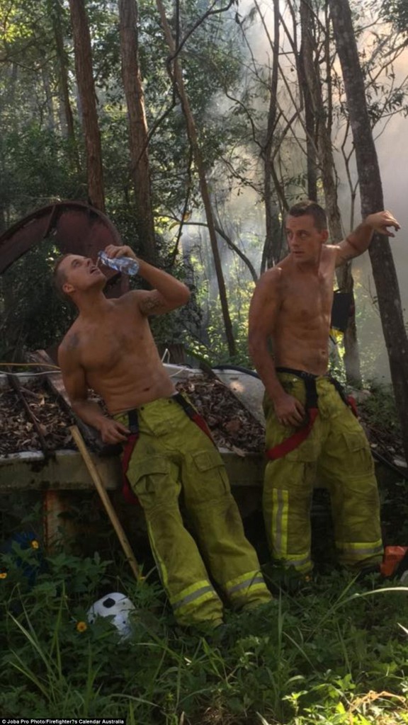Firefighter's Calendar, il Calendario 2017 dei Pompieri in 15 Scatti Davvero Hot!