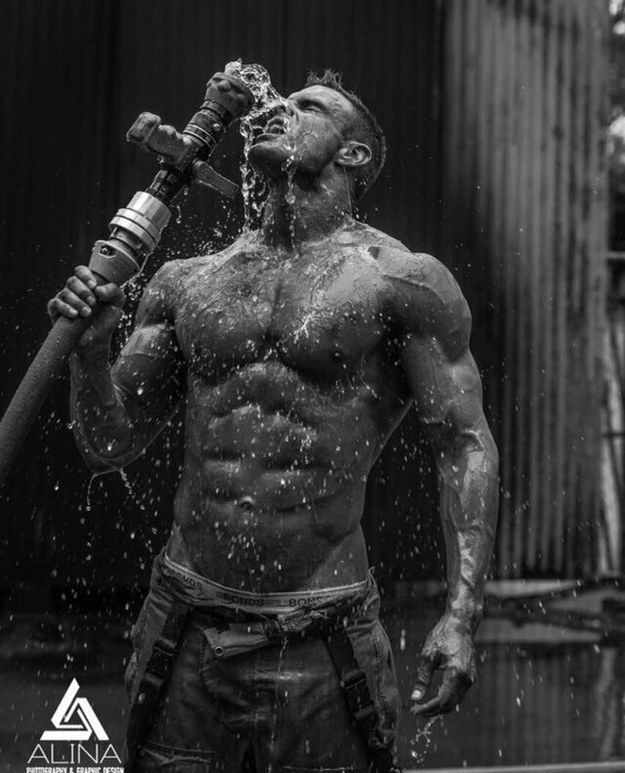 Firefighter's Calendar, il Calendario 2017 dei Pompieri in 15 Scatti Davvero Hot!