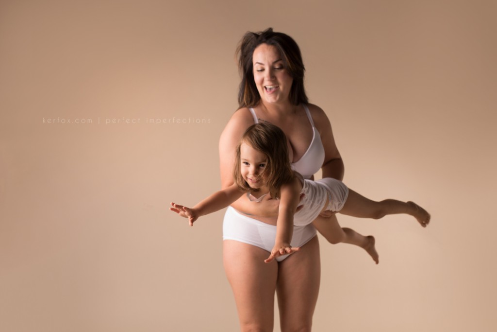20 Mamme Condividono le Loro "Perfette Imperfezioni" in un Progetto Fotografico