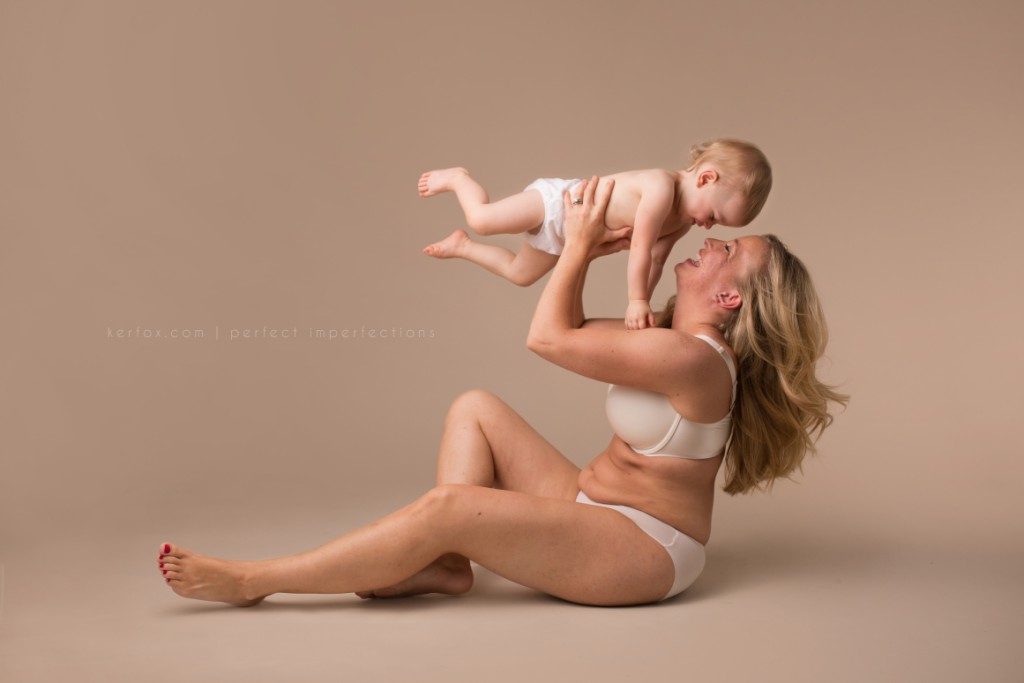 20 Mamme Condividono le Loro "Perfette Imperfezioni" in un Progetto Fotografico
