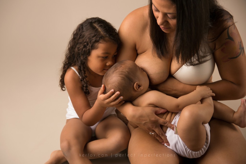 20 Mamme Condividono le Loro "Perfette Imperfezioni" in un Progetto Fotografico