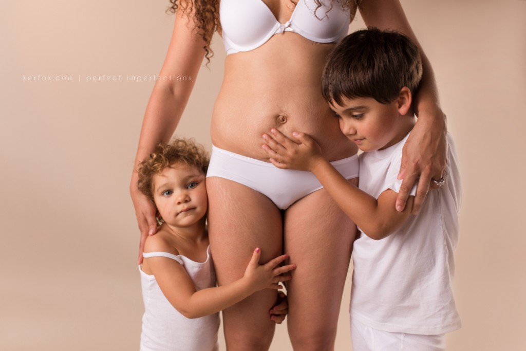 20 Mamme Condividono le Loro "Perfette Imperfezioni" in un Progetto Fotografico