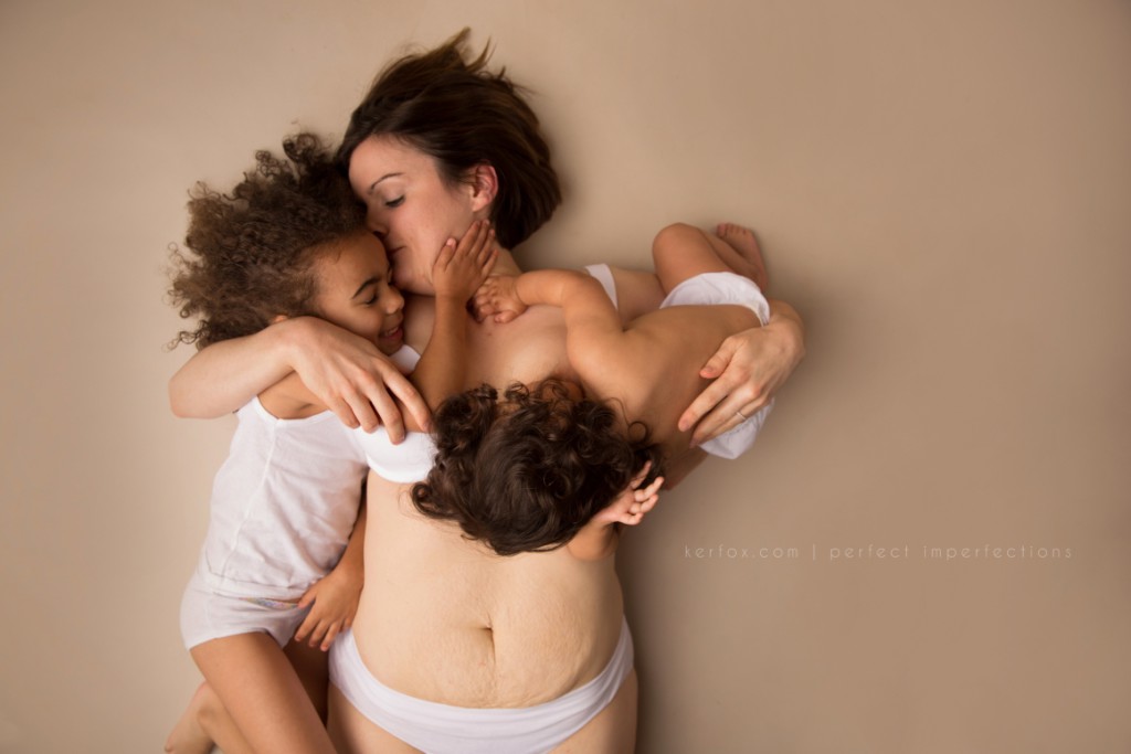 20 Mamme Condividono le Loro "Perfette Imperfezioni" in un Progetto Fotografico