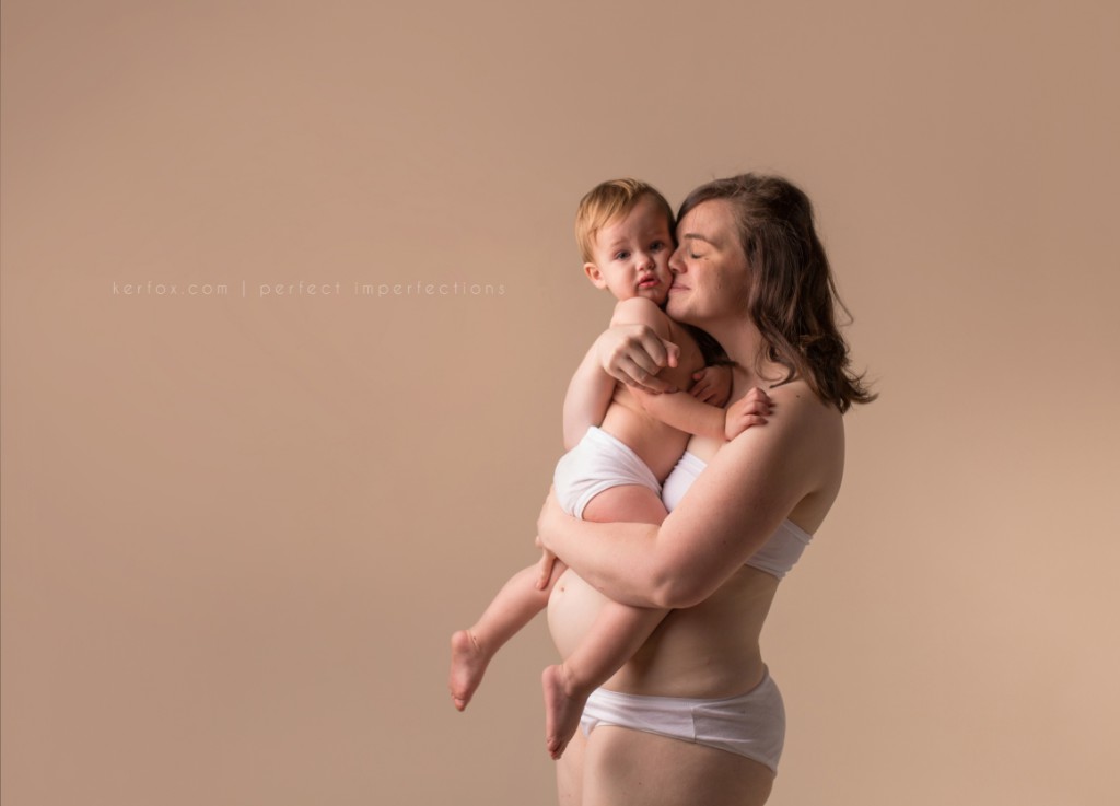 20 Mamme Condividono le Loro "Perfette Imperfezioni" in un Progetto Fotografico