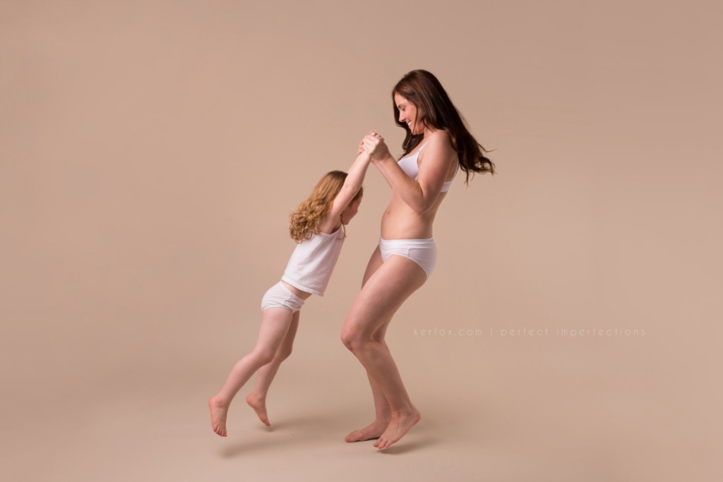 20 Mamme Condividono le Loro "Perfette Imperfezioni" in un Progetto Fotografico