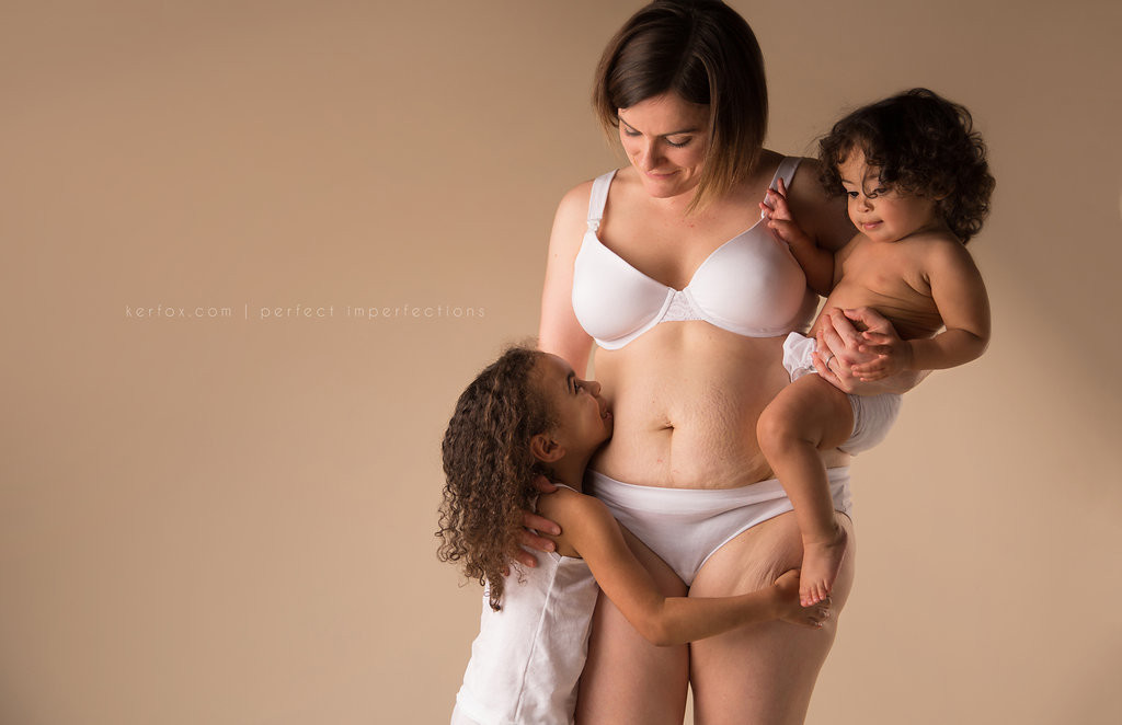 20 Mamme Condividono le Loro "Perfette Imperfezioni" in un Progetto Fotografico