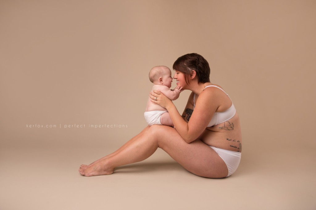 20 Mamme Condividono le Loro "Perfette Imperfezioni" in un Progetto Fotografico