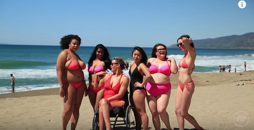 14 Foto di Donne Normali che Posano in Costume Come Modelle da Copertina