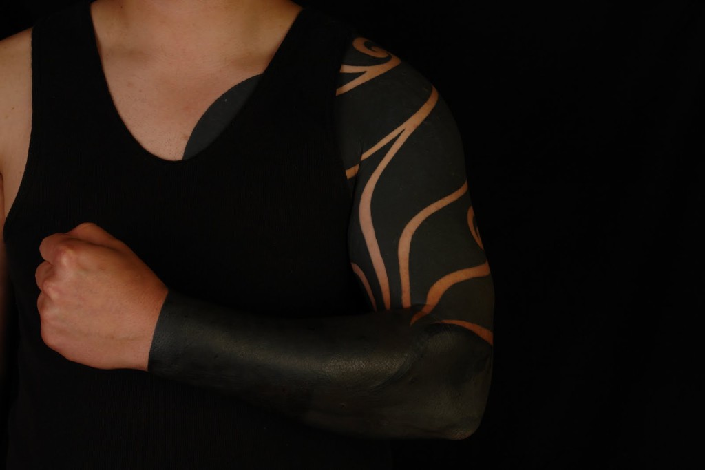 Tatuaggi Blackout: la Nuova Moda Per Gli Amanti Dei Tattoo in 23 Foto