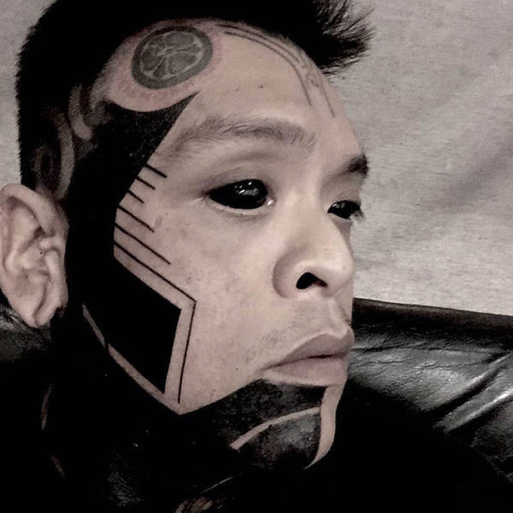 Tatuaggi Blackout: la Nuova Moda Per Gli Amanti Dei Tattoo in 23 Foto