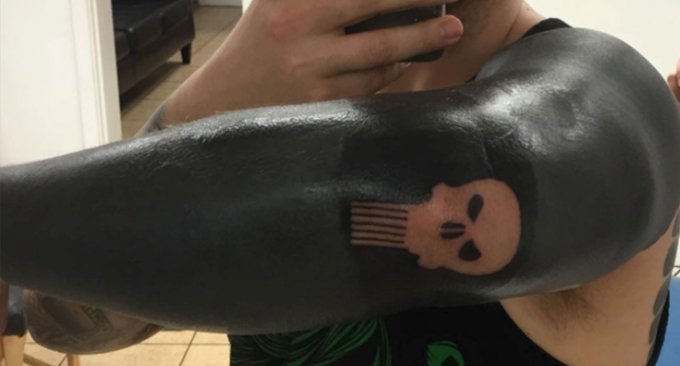 Tatuaggi Blackout: la Nuova Moda Per Gli Amanti Dei Tattoo in 23 Foto