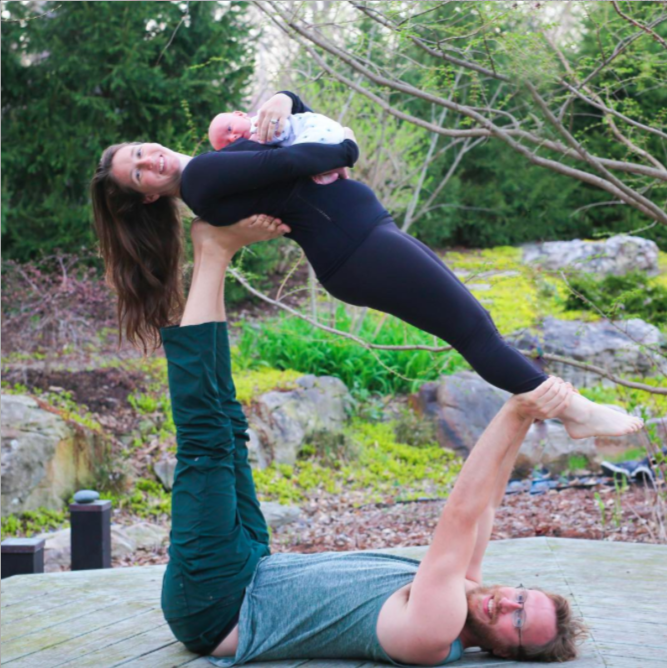 Yoga Durante La Gravidanza: Ecco 20 Pose Acrobatiche Provate Da Questa Coppia!