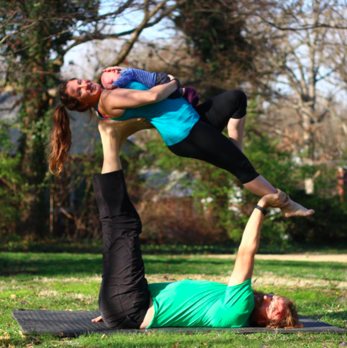 Yoga Durante La Gravidanza: Ecco 20 Pose Acrobatiche Provate Da Questa Coppia!