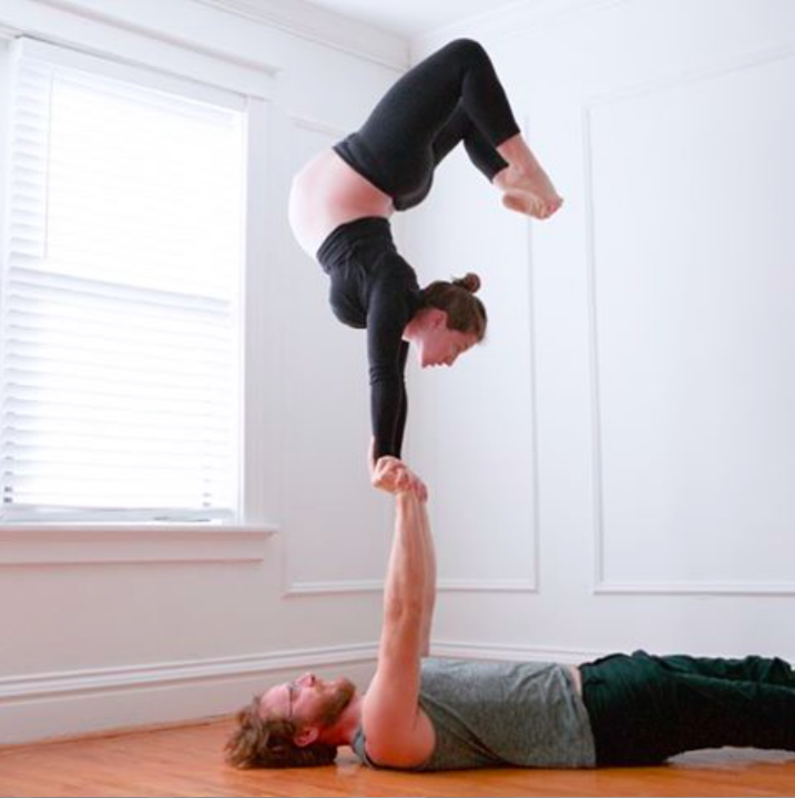 Yoga Durante La Gravidanza: Ecco 20 Pose Acrobatiche Provate Da Questa Coppia!