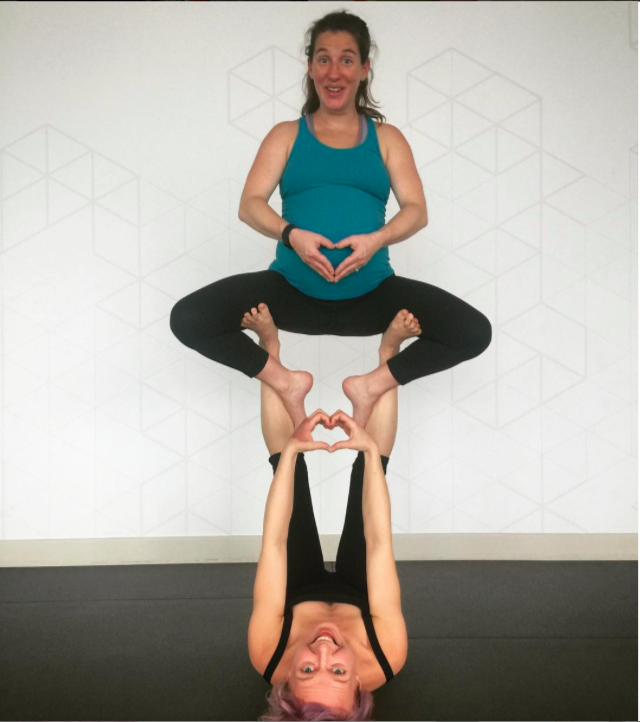 Yoga Durante La Gravidanza: Ecco 20 Pose Acrobatiche Provate Da Questa Coppia!