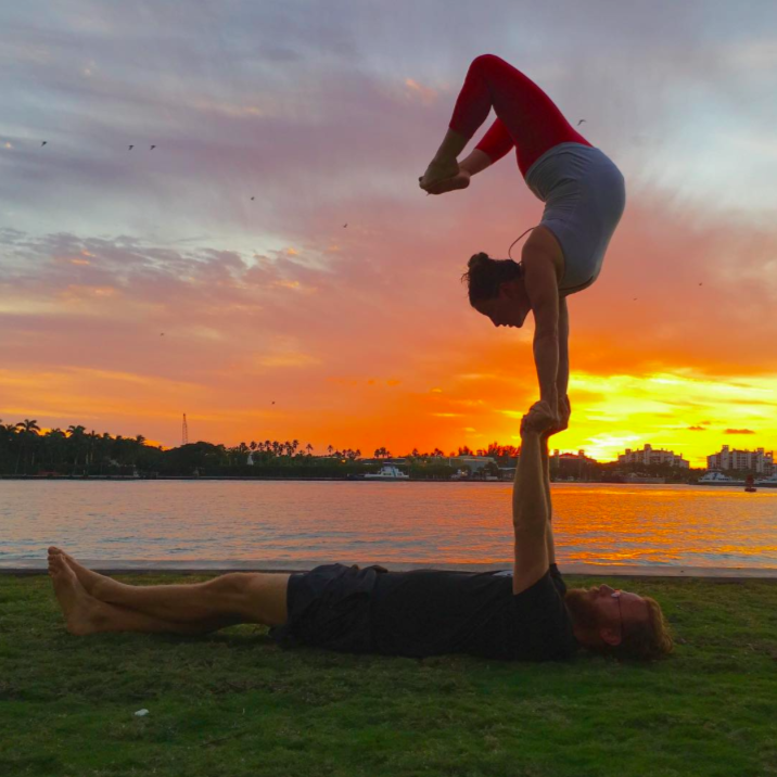 Yoga Durante La Gravidanza: Ecco 20 Pose Acrobatiche Provate Da Questa Coppia!