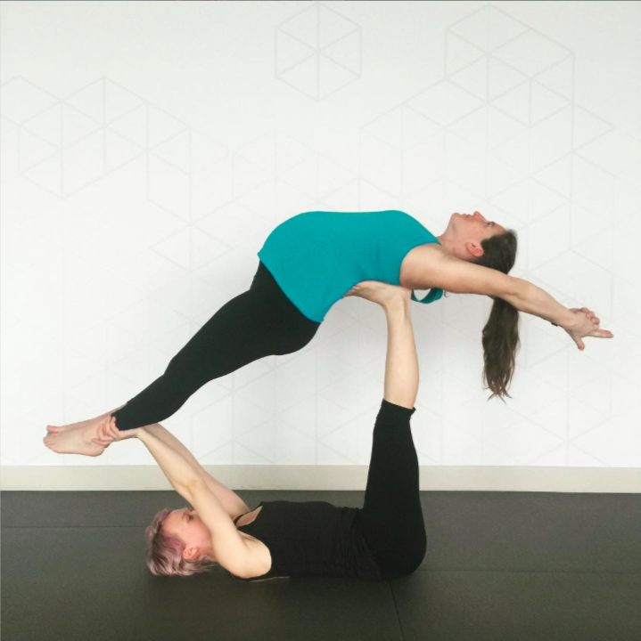 Yoga Durante La Gravidanza: Ecco 20 Pose Acrobatiche Provate Da Questa Coppia!