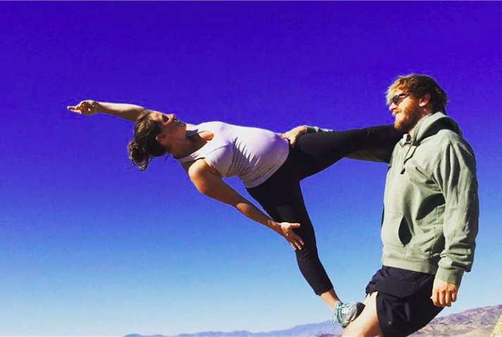 Yoga Durante La Gravidanza: Ecco 20 Pose Acrobatiche Provate Da Questa Coppia!
