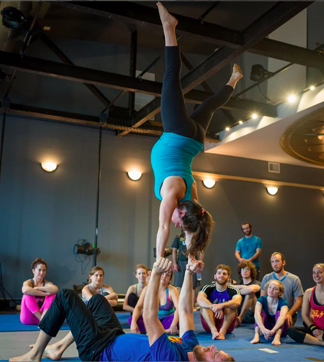 Yoga Durante La Gravidanza: Ecco 20 Pose Acrobatiche Provate Da Questa Coppia!