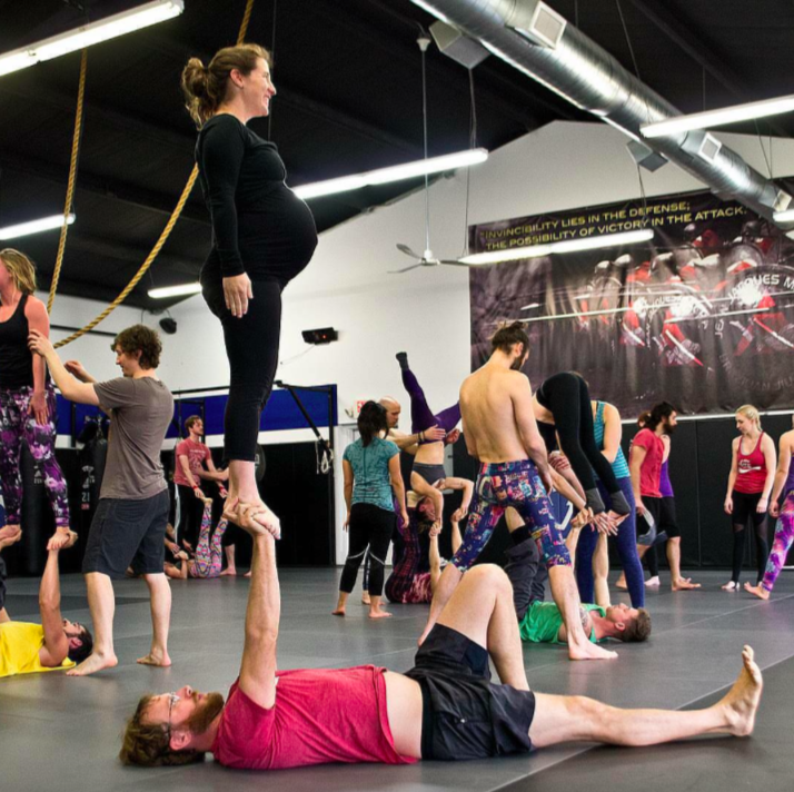 Yoga Durante La Gravidanza: Ecco 20 Pose Acrobatiche Provate Da Questa Coppia!