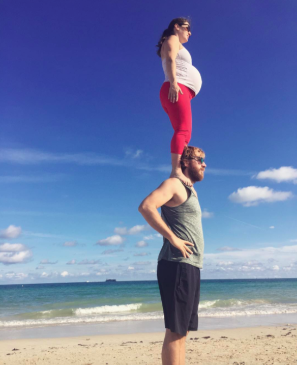 Yoga Durante La Gravidanza: Ecco 20 Pose Acrobatiche Provate Da Questa Coppia!