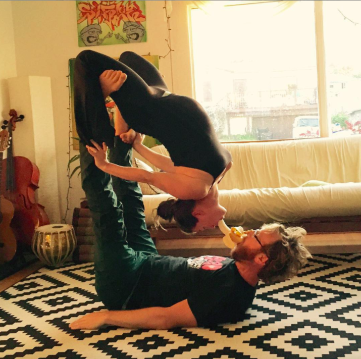 Yoga Durante La Gravidanza: Ecco 20 Pose Acrobatiche Provate Da Questa Coppia!