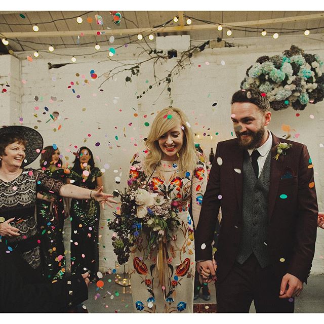 22 Abiti da Sposa Coloratissimi Che Vi Faranno Cambiare Idea sull'Abito Bianco