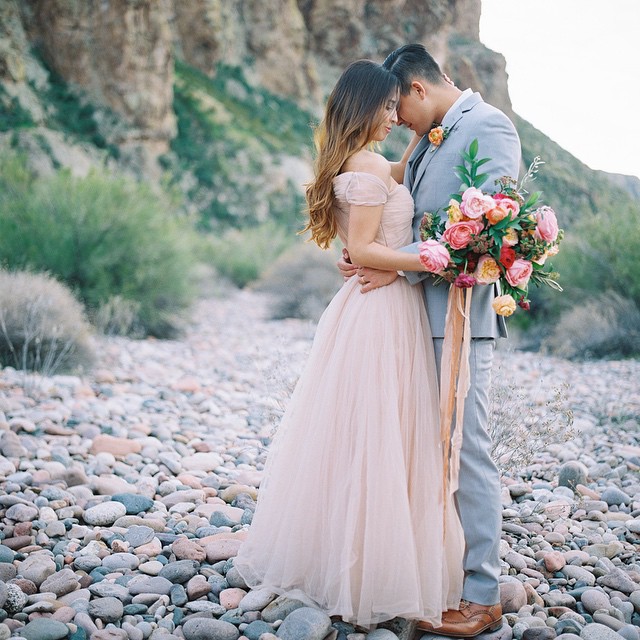 22 Abiti da Sposa Coloratissimi Che Vi Faranno Cambiare Idea sull'Abito Bianco