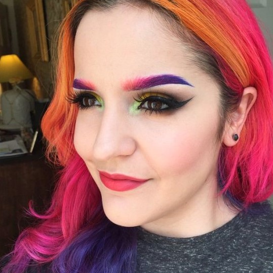 Rainbow Eyebrows, sopracciglia colorate per tutte: il Nuovo Trend del Momento