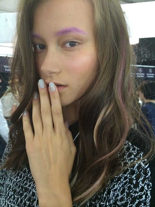 Rainbow Eyebrows, sopracciglia colorate per tutte: il Nuovo Trend del Momento